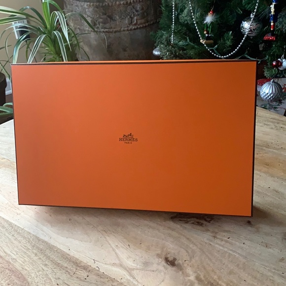 HERMÈS Giftbox w/silk paper - - Picture 1 of 6